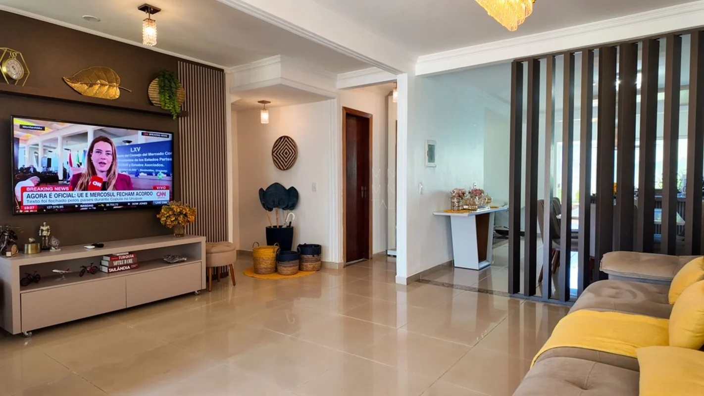 Monumental Agência Imobiliária vende:1. Área Total: 367,52m² Área Construída: 16...