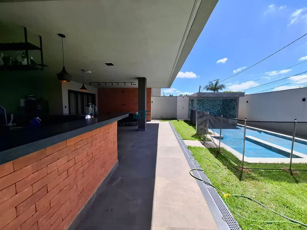Você vai se apaixonar por essa casa!Localizada em Arniqueiras Quadra 04, logo at...