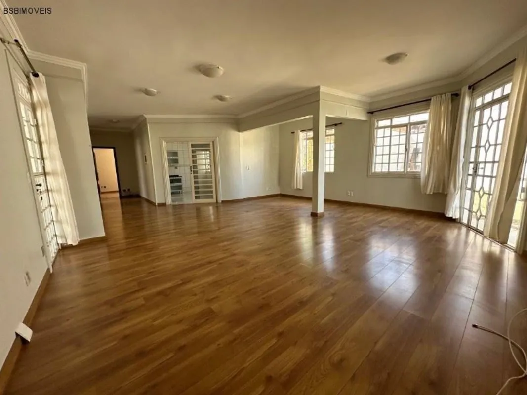 VENDA .... Venha conhecer essa maravilhosa casa localizada na Rua 01 - Jockey! C...