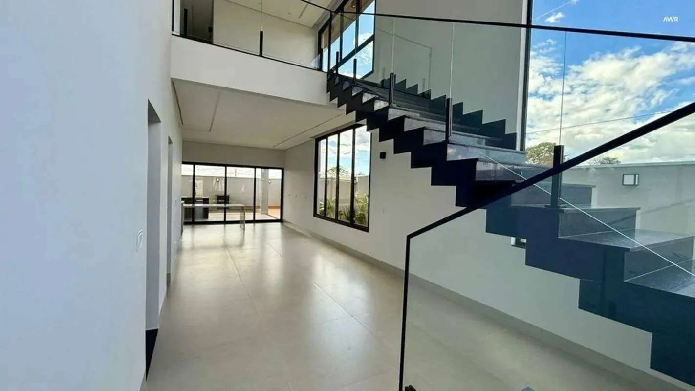 Sobrado à Venda - 4 Suítes | 239 m² de Construção | Lote de 280 m²Esquadrias aut...