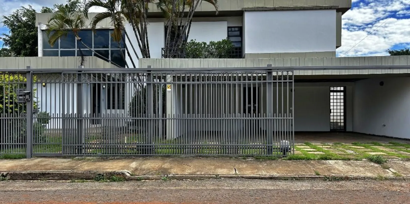 casa localizada na QI 11, distribuída em dois pavimentos, projetada para oferece...
