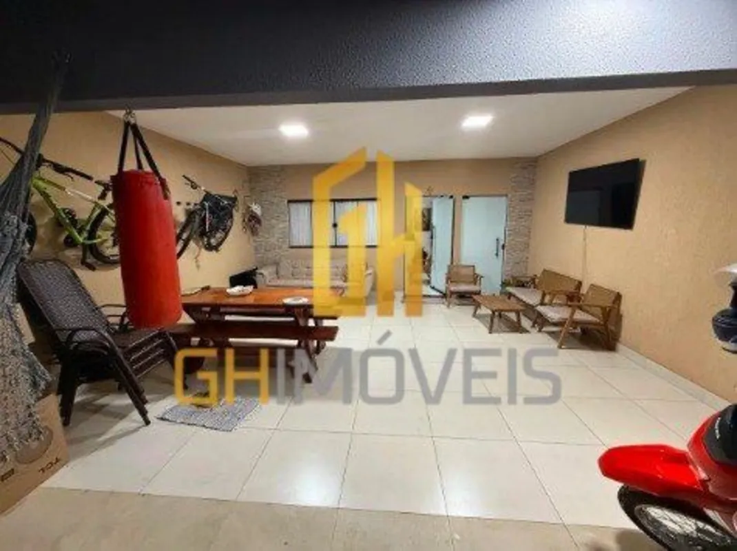 GH2074A casa possui:- 3 quartos sendo 1 suíte - Sala - Cozinha - Área de serviço...