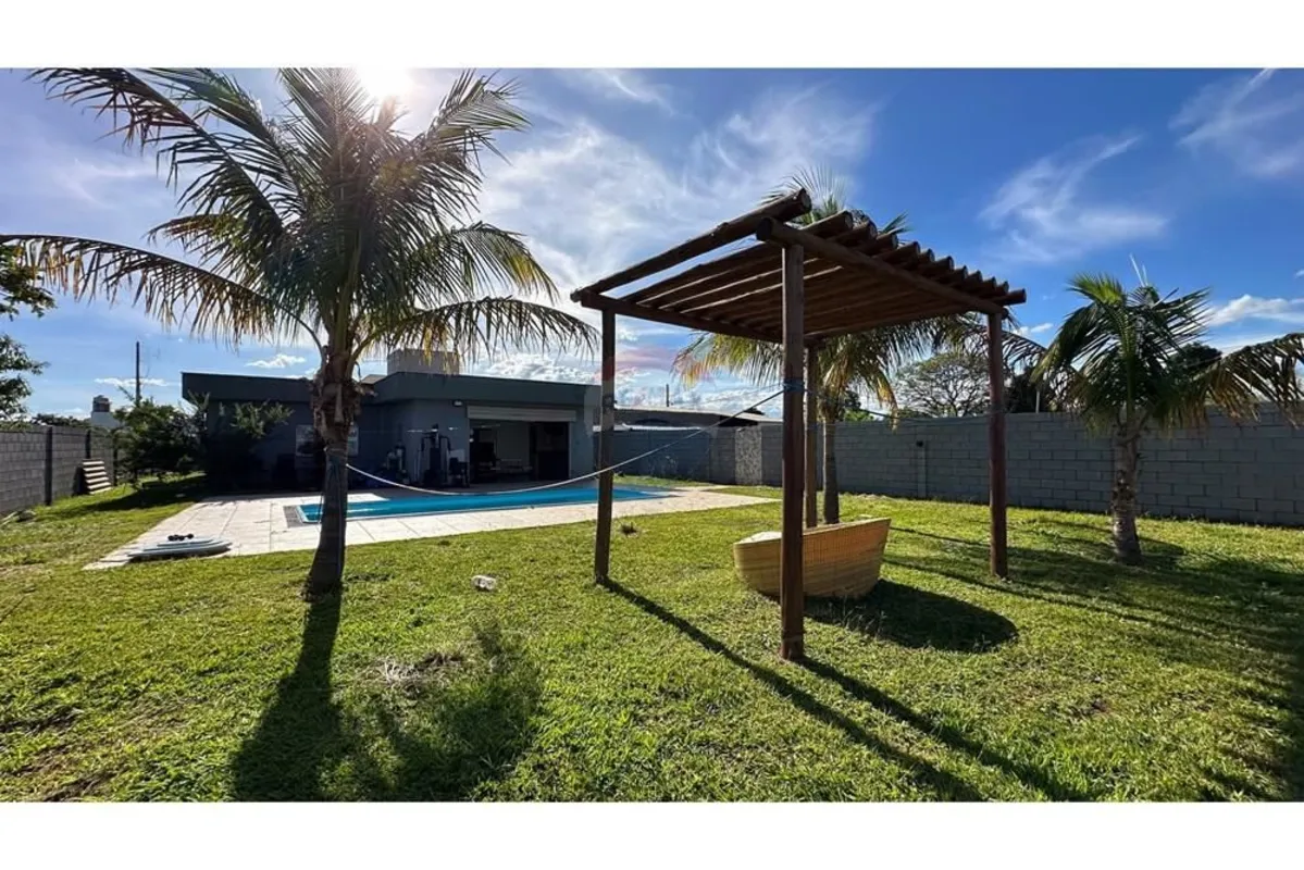 Se você busca uma casa moderna no Jardim Botânico, com conforto, segurança e exc...