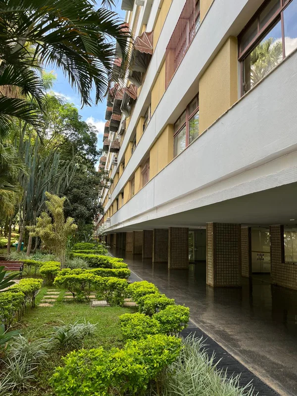 Apartamento totalmente reformado, localizado em área nobre de Brasília, unindo s...