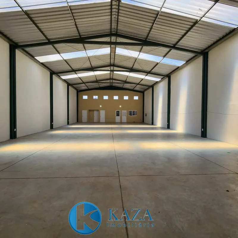 Em um lote de 360m², este galpão conta com 308m² de área construída, oferecendo ...