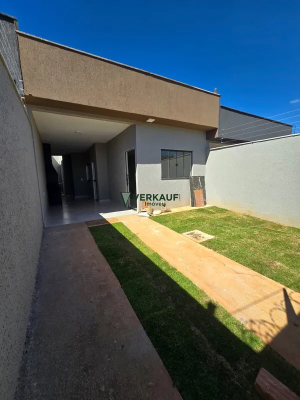 Casa 02 quartos, sendo uma suíte, sala de estar, cozinha americana Banheiro soci...