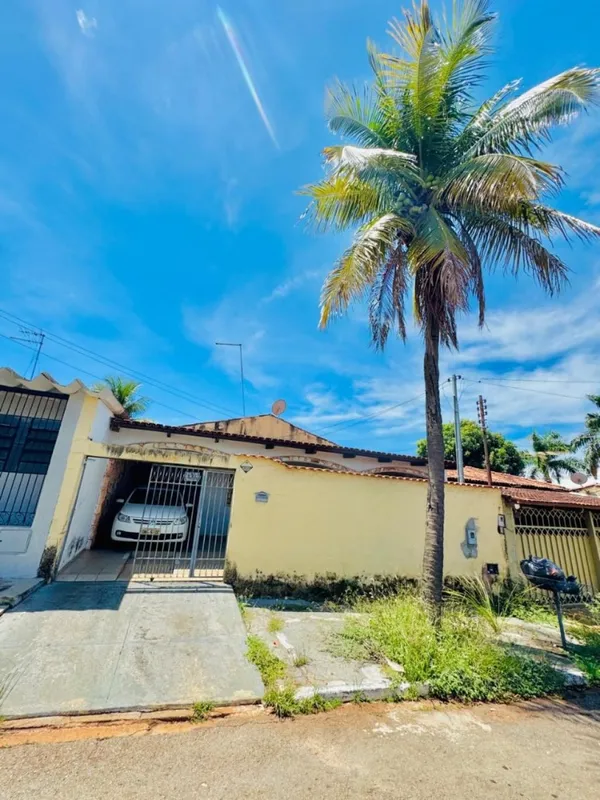 Casa com 3 quartos, sendo 1 suíte, sala 2 ambientes, banheiro social, cozinha co...