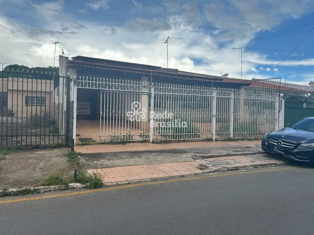 Casa Rústica Excelente para ReformaLocalização Excelente - Em frente ao Alameda ...