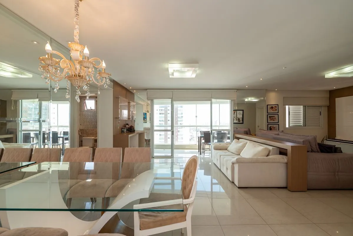 Apartamento alto padrão, com 125m² privativos, andar alto.São 3 suítes plenas co...