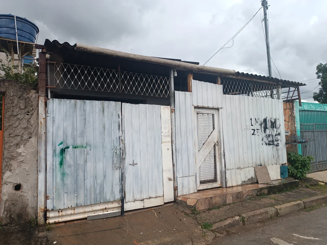 Vendo casa na quadra 01 da fazendinha,com dois quartos,uma suíte, sala , cozinha...
