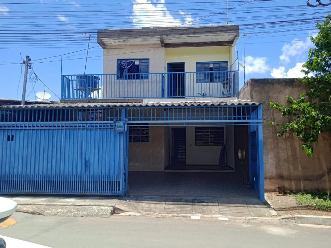 VENDE-SE UM SOBRADO NA QR 1031 SAMAMBAIA NORTESobrado com 02 residência, térreo:...