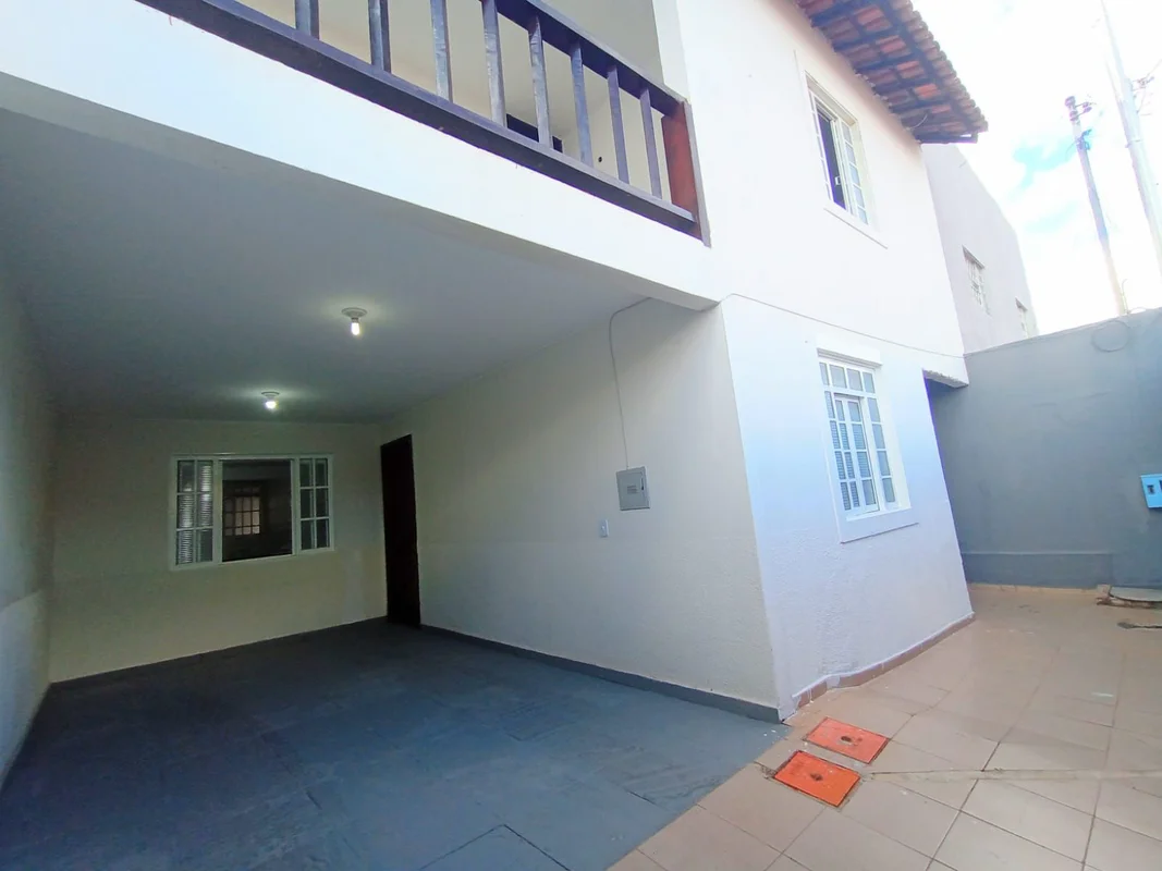 CASA À VENDA – PARANOÁ/DF - QUADRA 20 Excelente casa, espaçosa e muito bem distr...