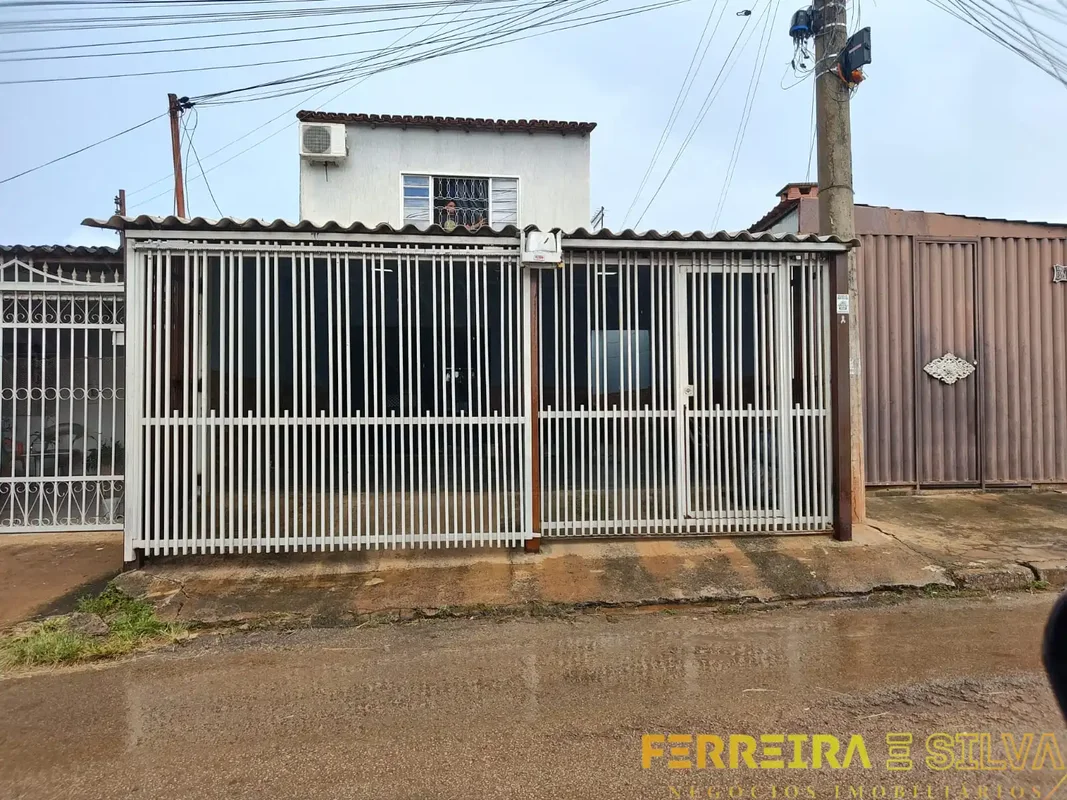 Excelente casa na QNO 20 - Ceilândia.Imóvel conta com:- 3 quartos com armários (...