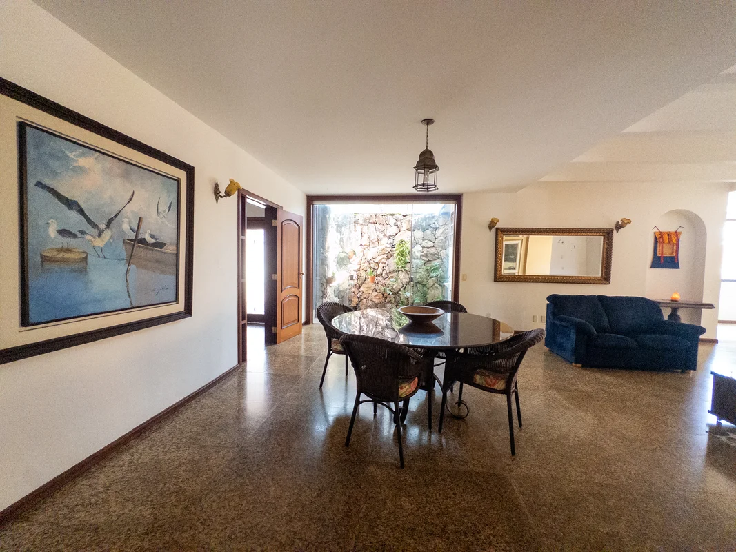 Qi 7Excelente oportunidade!Casa para retrofit na melhor localização do Lago Sul....