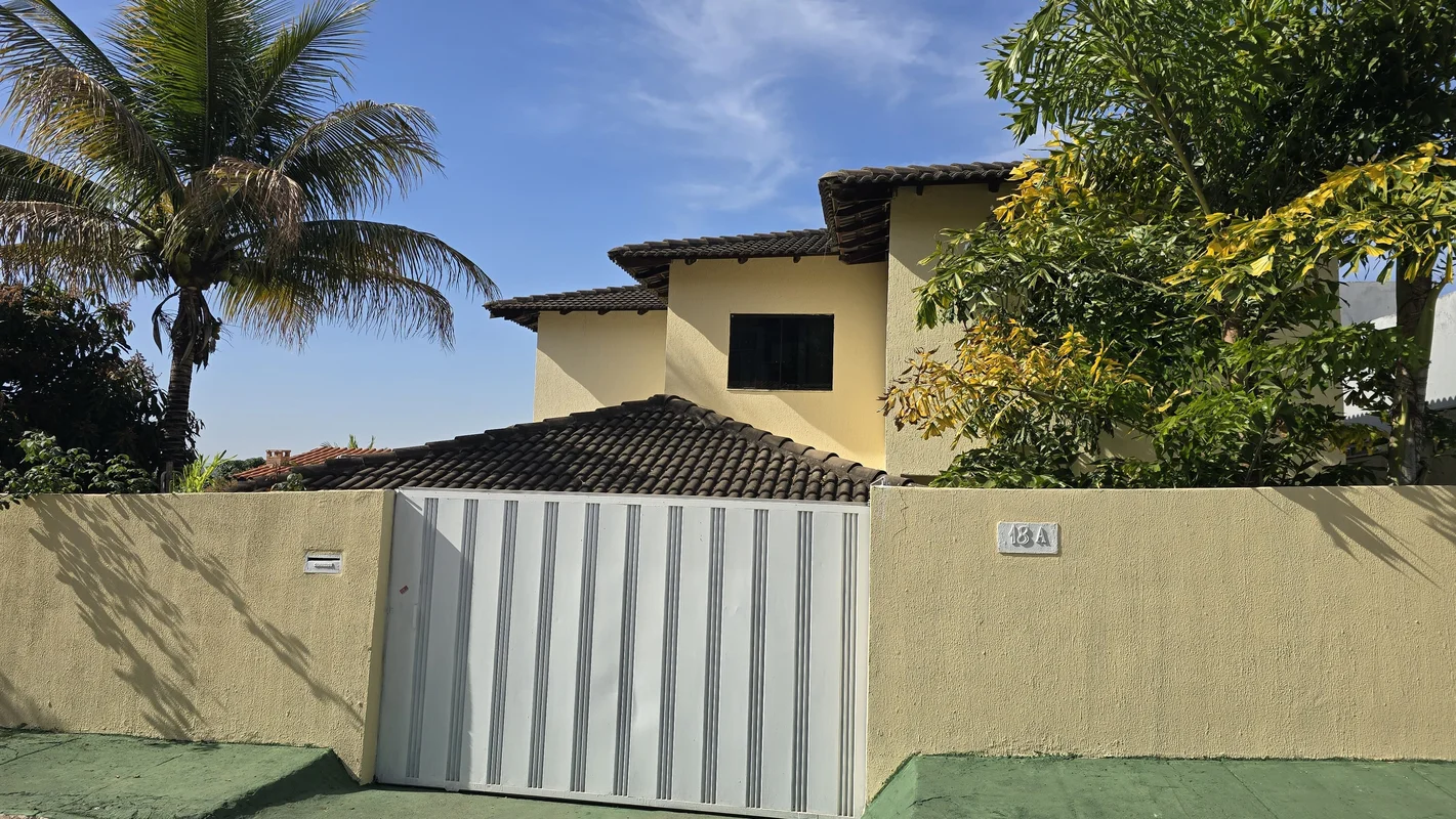 Luxuosa casa de 4 quartos no Condomínio Arniqueiras, em Águas Claras, DF. Com um...