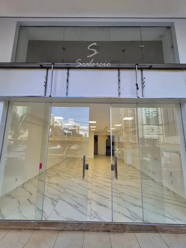 Loja à venda com 118m², mezanino e excelente localização comercial.Imóvel de fre...