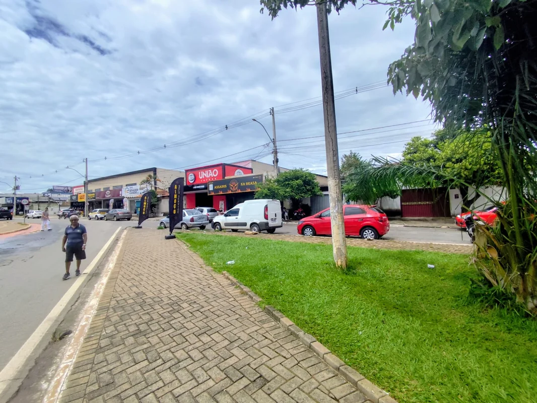 Casa Comercial na Av. Dom Emanuel (rua 23) Uirapuru, Senador Canedo. Casa com 2 ...