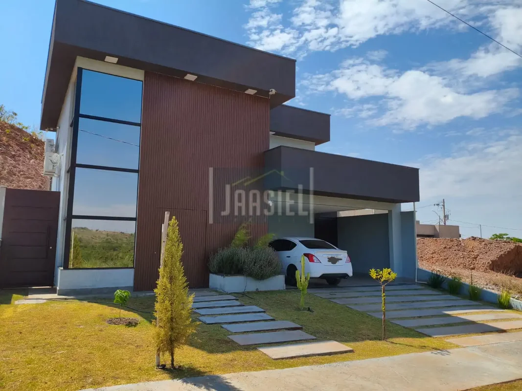 TROCO POR APARTAMENTO DE 4 QUARTOS. Conheça esta charmosa casa de alto padrão no...