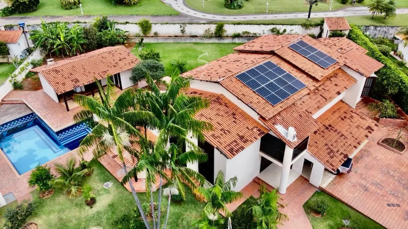 Sobrado de alto padrão à venda com 600m² em lote de 2.500m² no Residencial Flore...