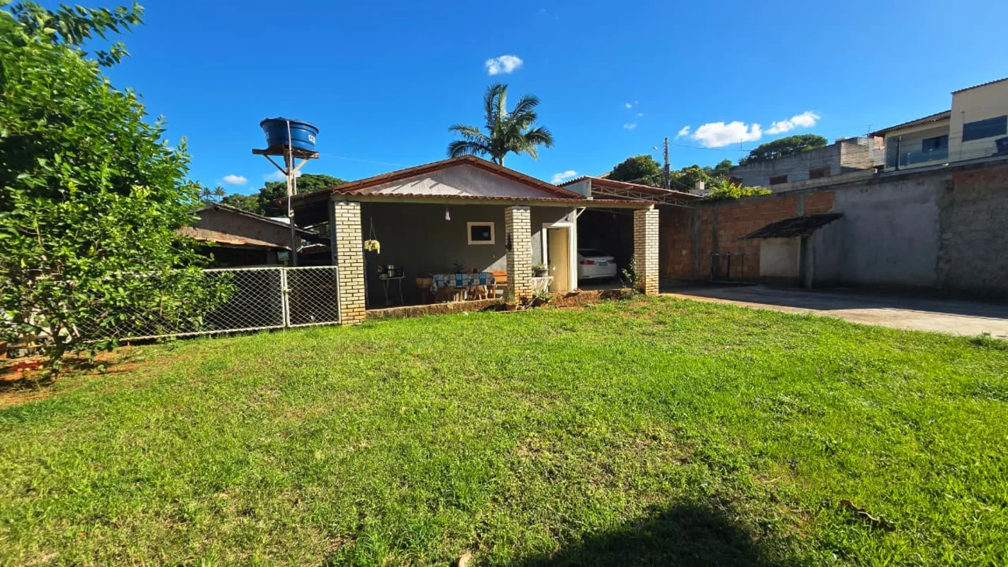 Descubra uma casa confortável e bem localizada no condomínio, na Arniqueira, Águ...