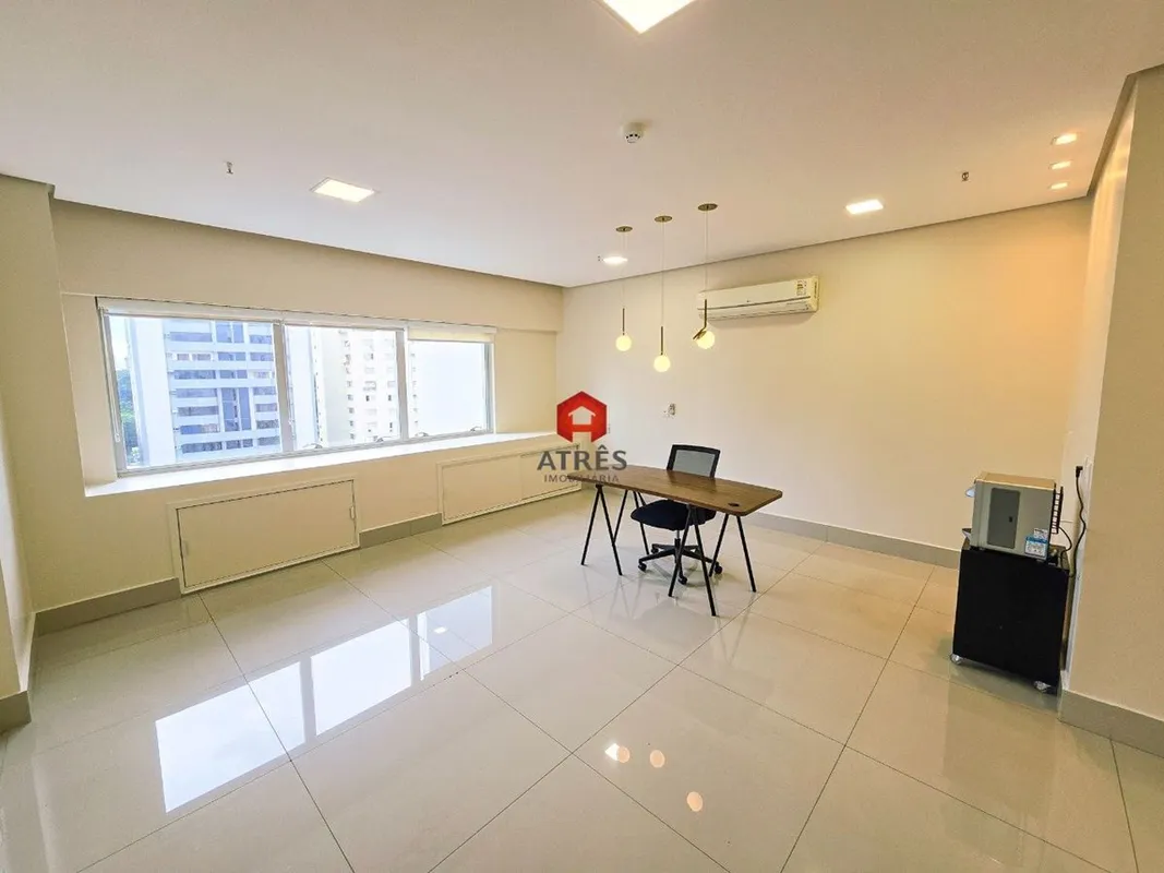 Sala comercial com aproximadamente 36m² de área privativa localizada no Edifício...
