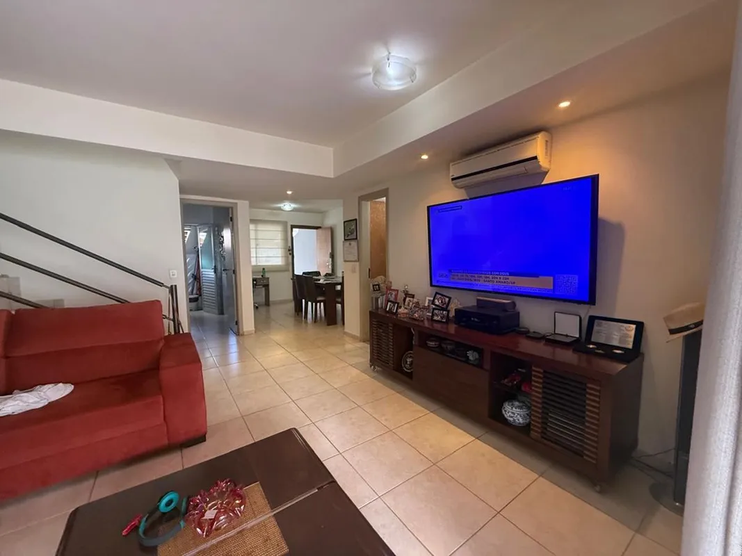 CASA EM CONDOMÍNIO FECHADO PRIVE DAS LARANJEIRASLocalizada no parque das laranje...