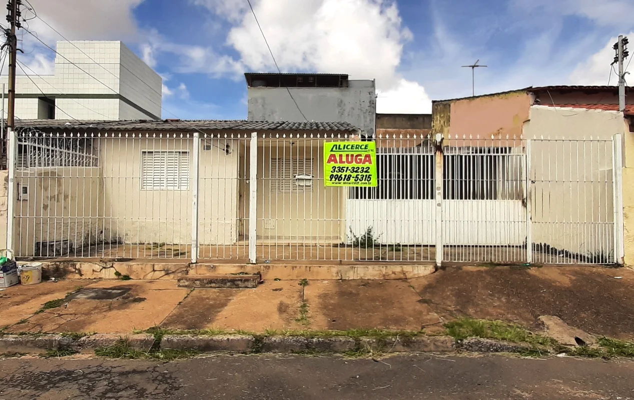 Casa com 03 quartos, sala, banheiro social, cozinha, área de serviço, quintal co...