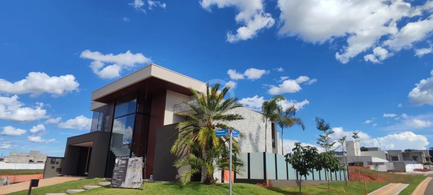 Sobrado 4 suítes à venda no Jardins França, com 369,92 m² de área construída em ...