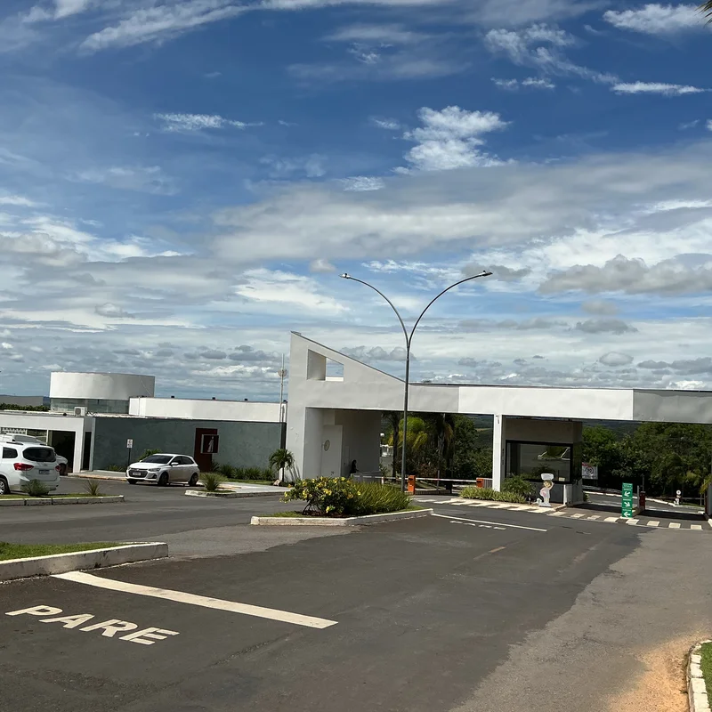 Excelente terreno com área de 1.000 m² com reserva de alto porte em todo o lote ...
