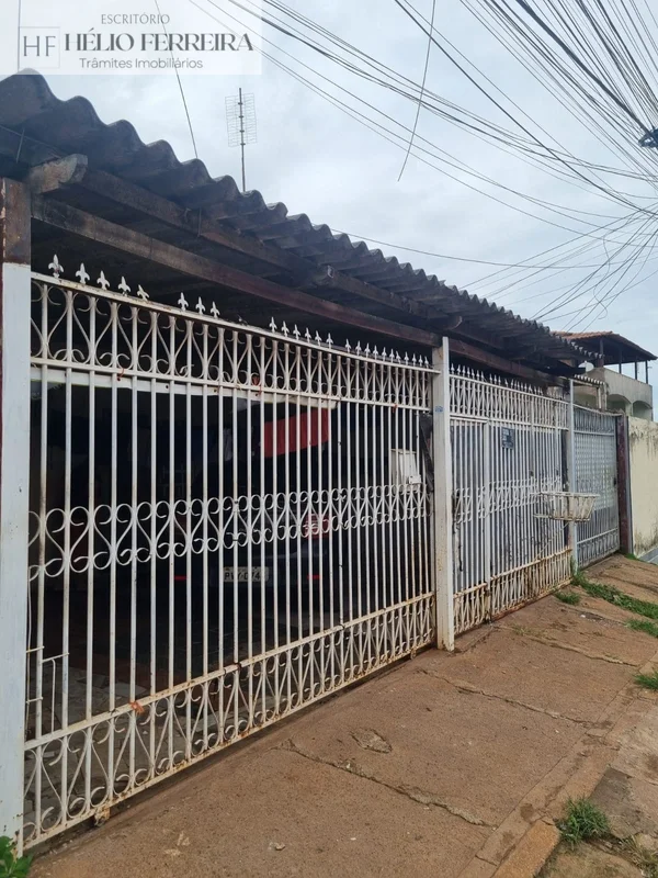 Ótima casa na 33 do Setor Leste! Com lote de 275m² a mesma contém:- 3 quartos na...