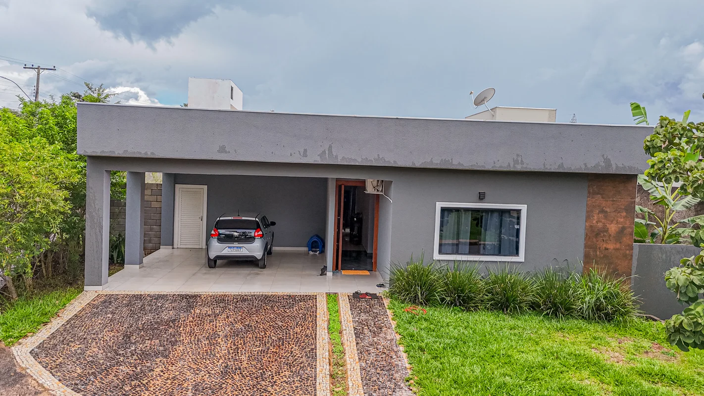 ESPECIFICAÇÕES DA CASA:- Sala ampla para dois ambientes - Cozinha com bancada em...