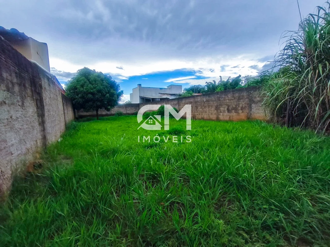 GM IMÓVEIS VENDE LOTE NO CONDOMÍNIO BEIJA FLOR Lote 360m²Murado;Escriturado; Con...