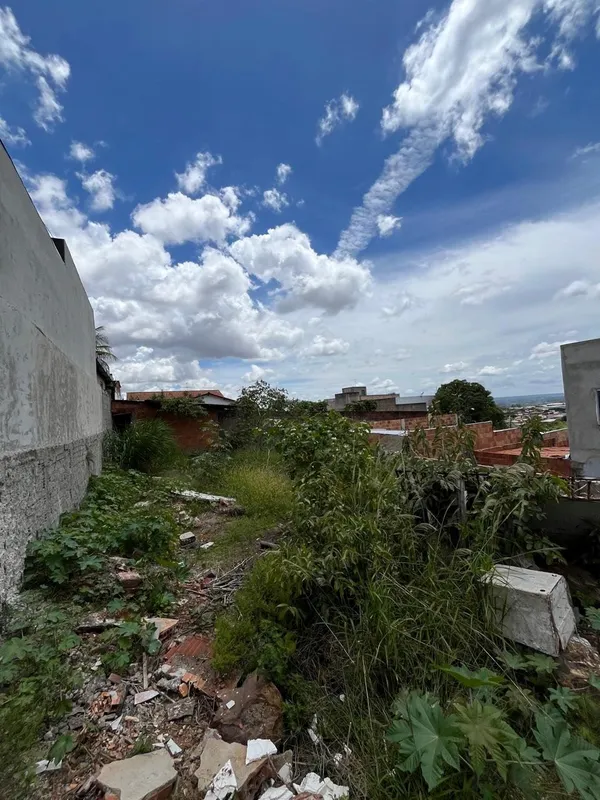 Lote dentro de condomínio com 300 m², próximo a padaria Master pão de Arniqueira...