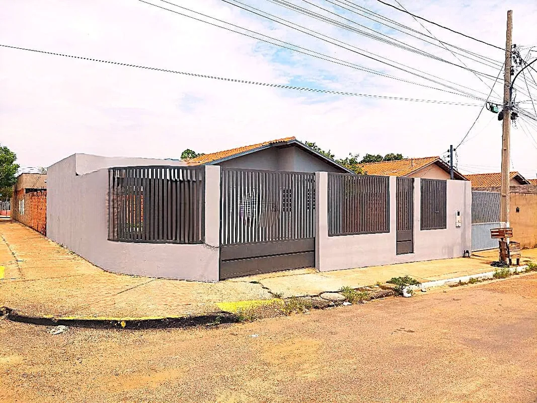 Localizada em uma área no bairro Padre Honesto Costa, esta encantadora casa ofer...