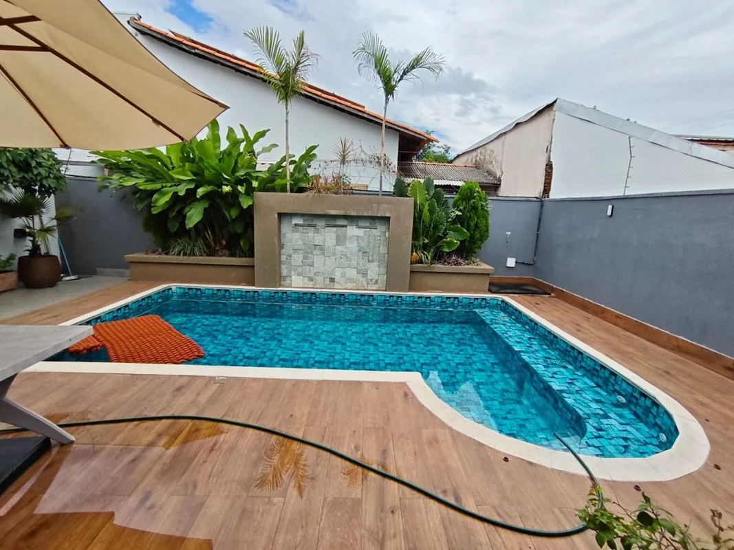 Casa na 405 sul, com 220 m² de área construída e 420 m² de terreno: 3/4 sendo um...