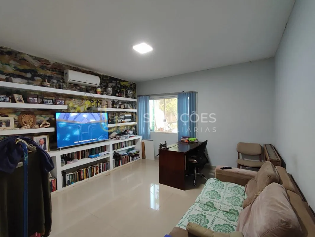 3 Quartos (2 Suítes) | Casa Térrea | Garagem Coberta | Terreno: 600m² | Área Con...