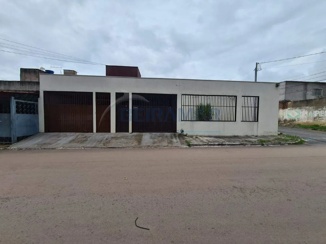 Casa Escriturada com Área Comercial - 2 Quartos - Areal (QS 10 Bloco 110)Casa co...