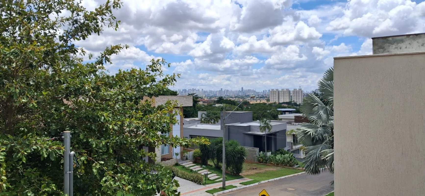 O sobrado está localizado no bairro Residencial Parque Mendanha tem 520 metros q...