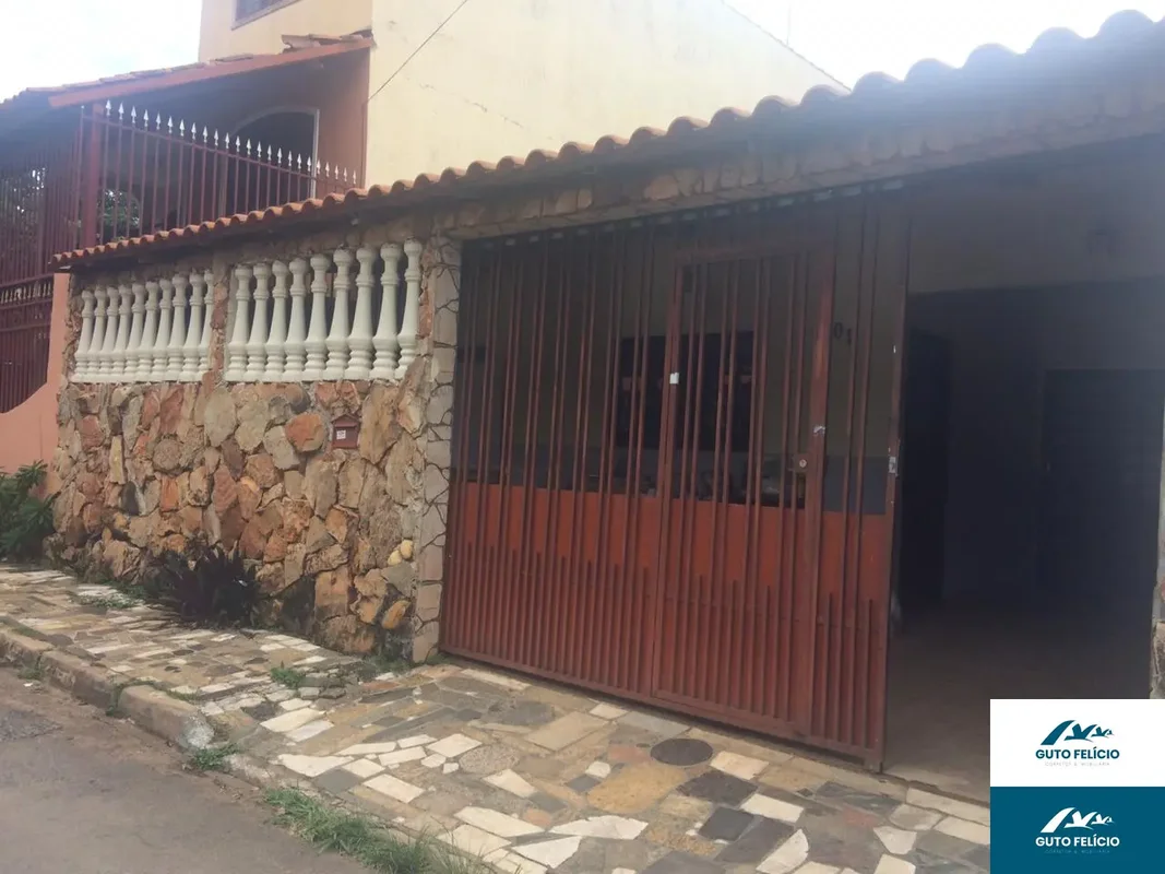 Duas casas de frente e de fundosLote 157,50m2De esquina, casa da frente 3 quarto...