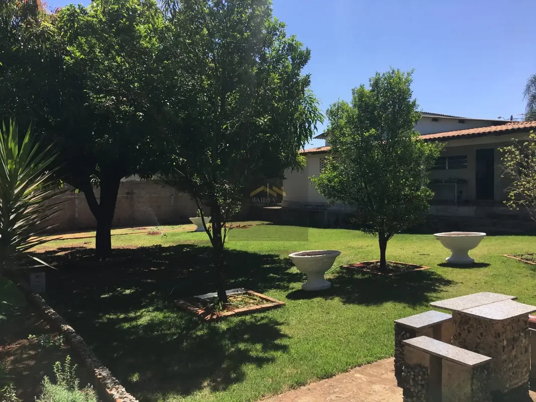 Batista Soluções Imobiliárias vende excelente casa em condomínio na Colônia Agrí...