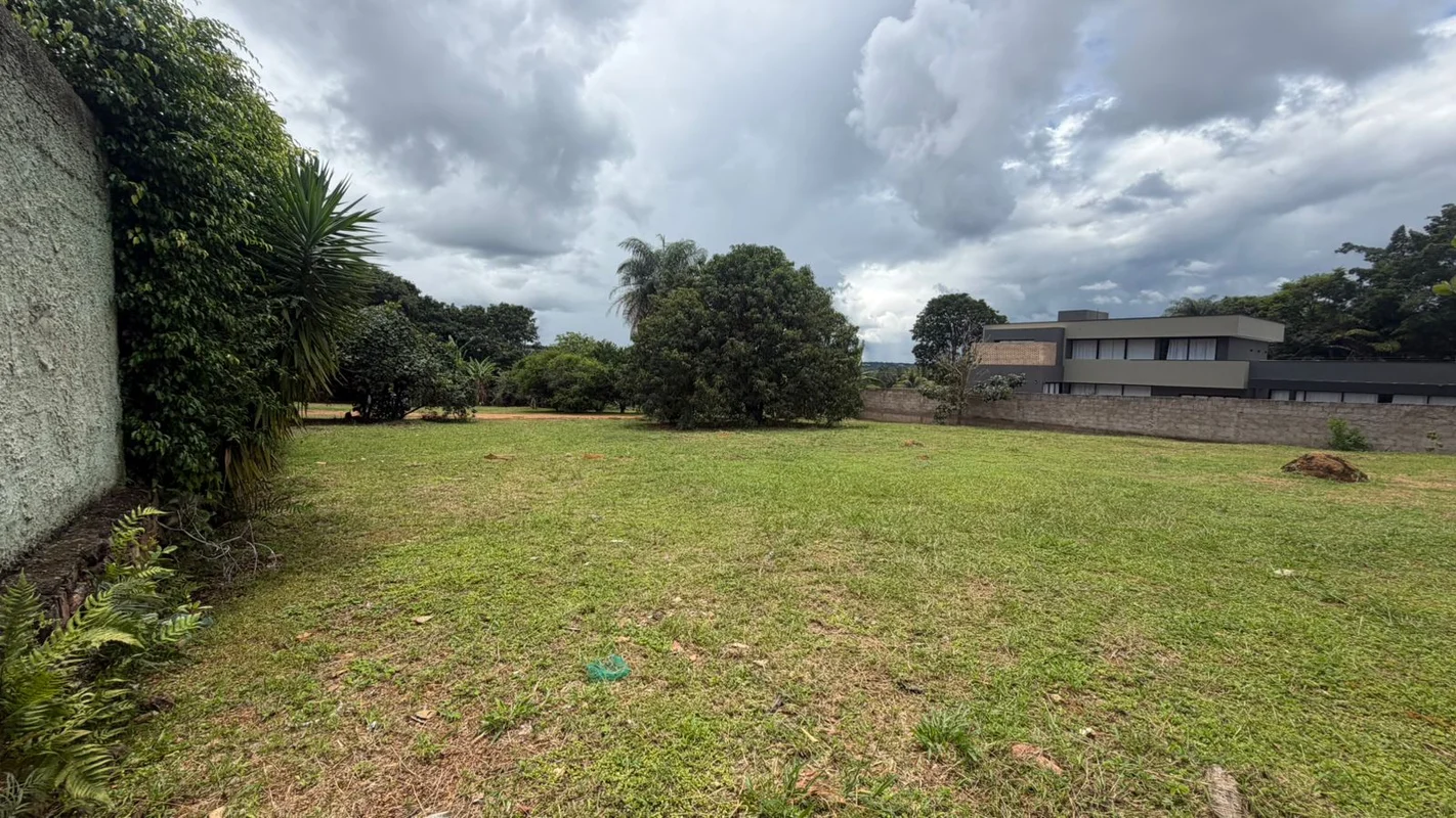 RARIDADE NO LAGO NORTE! CONDOMÍNIO PORTO SEGUROExcelente lote de 1.100 m², com v...
