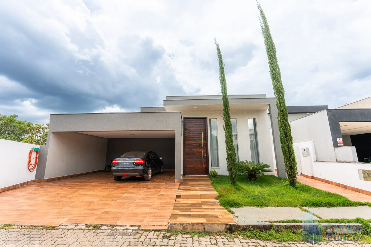 Casa em condomínio acesso pelo parkway, são: 3 suítes + DCE Térrea Piscina Ampla...