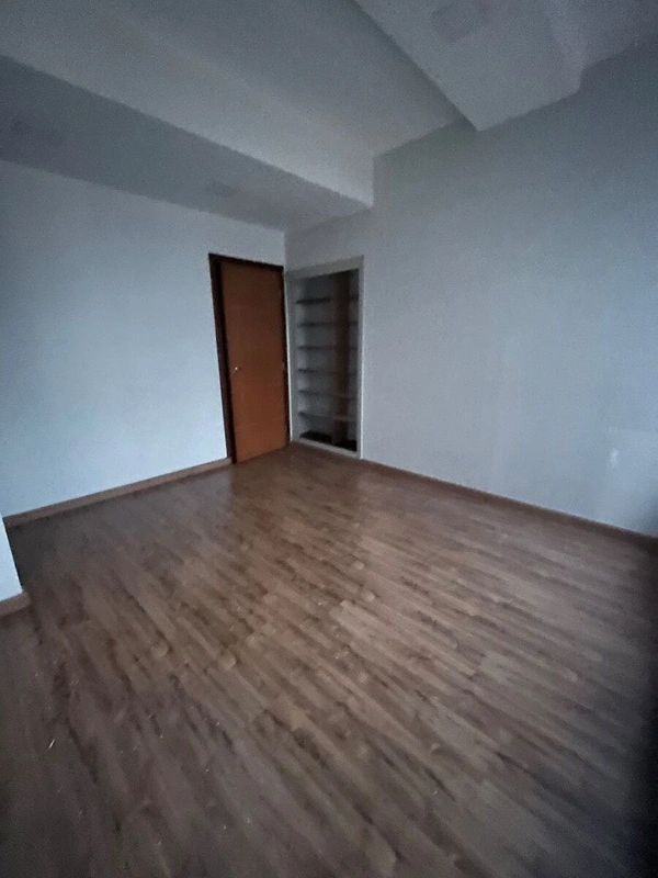 Alugo sala reformada e nascente com divisão no SCS QD 01, Ed Márcia composta de:...