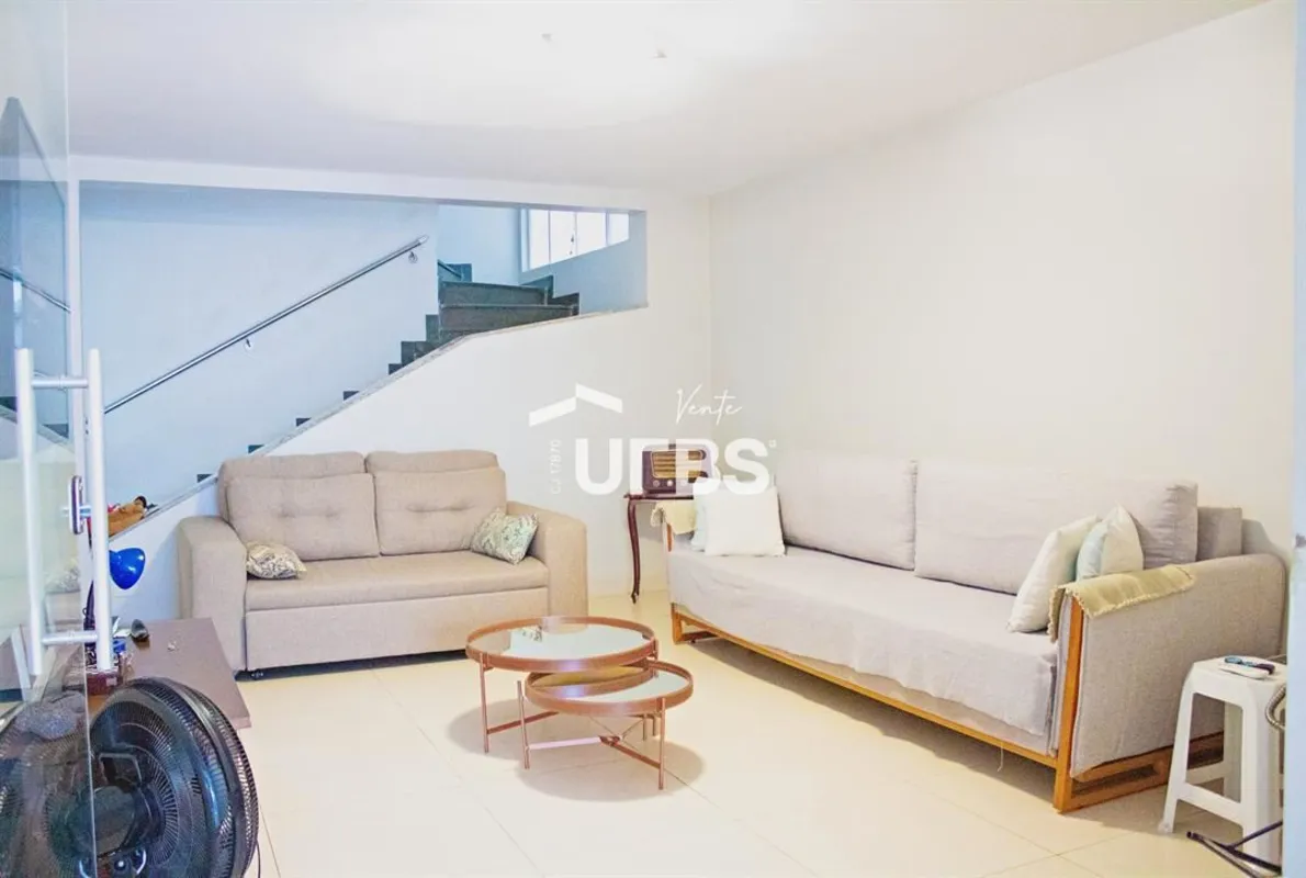 COD U-0028842 - Este sobrado localizado na Avenida T-1 oferece 141,25 m² de lote...