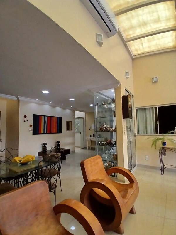Descubra esta bela casa à venda na Rua T 30, no Setor Bueno, Goiânia-GO. Com 273...