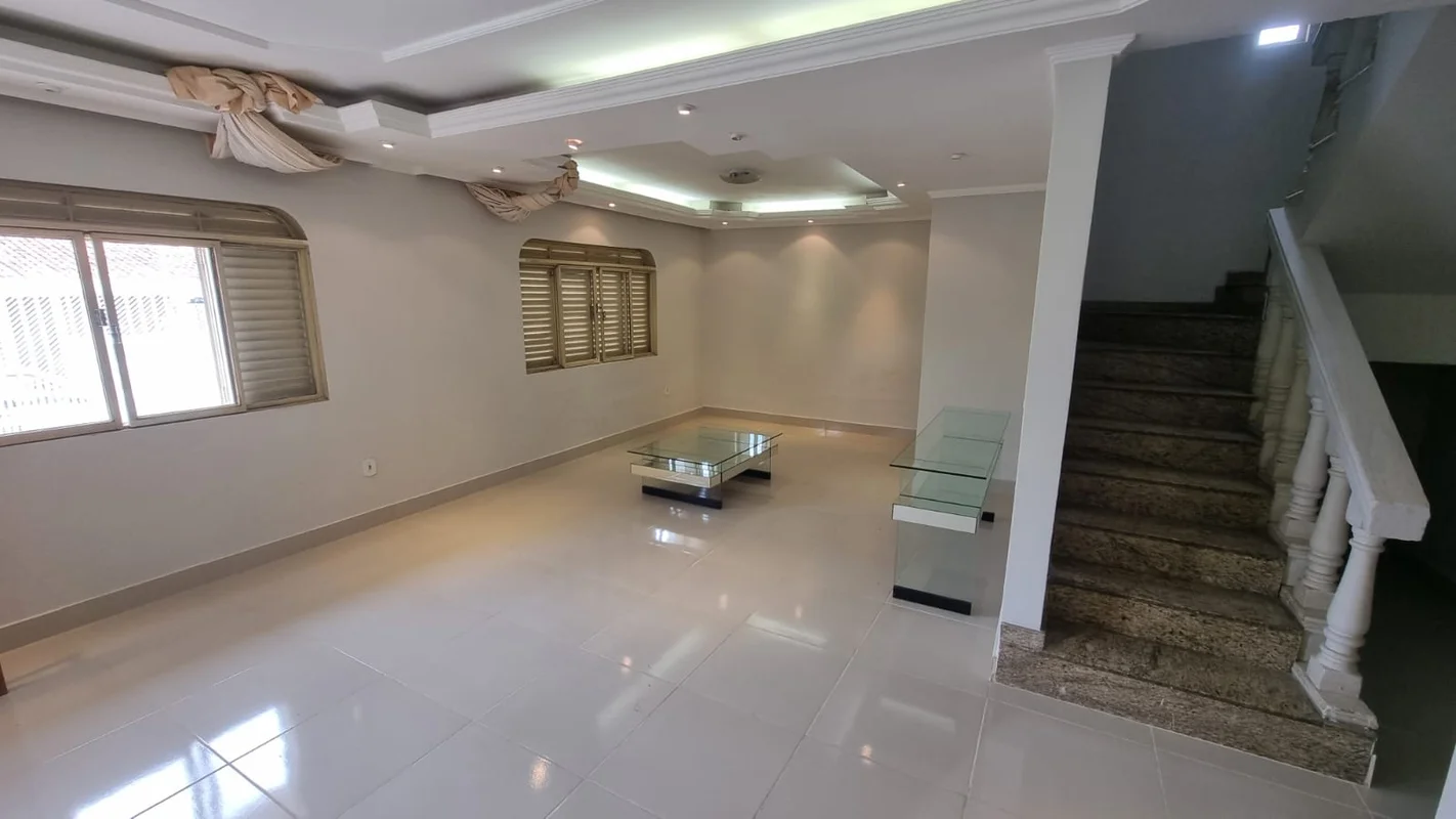 Excelente casa com 4 Quartos sendo 2 suítes, 2 banheiros sociais, varanda no qua...