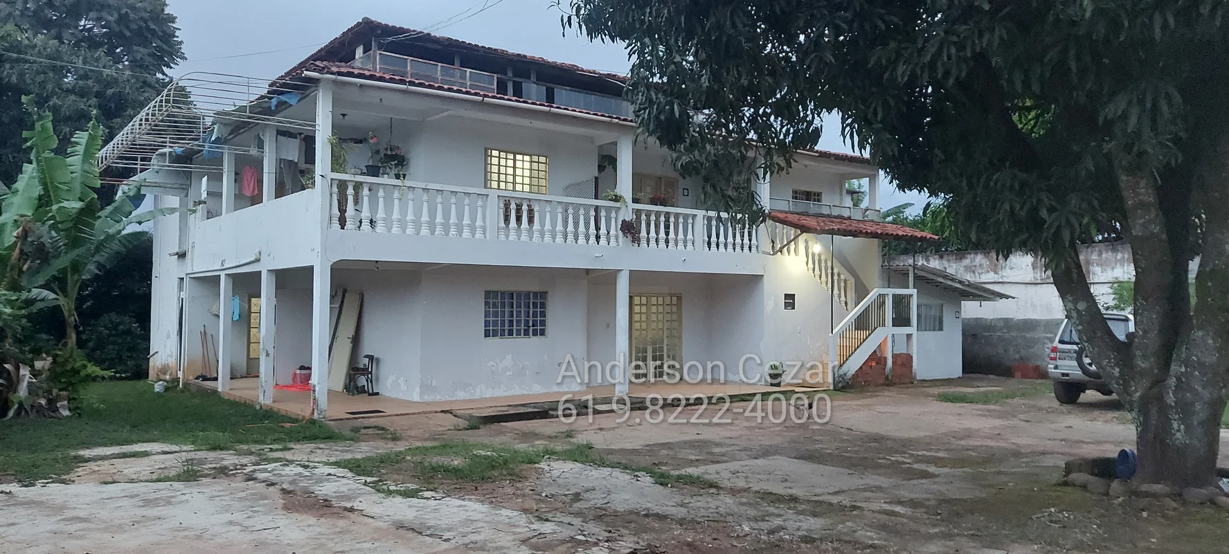 Sobrado muito bem construído, solto no lote (não geminada), com bastante varanda...