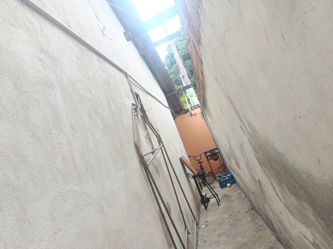 Casa Quadra 08 - VarjãoPróximo ao restaurante comunitário e rodoviária.Dividida ...