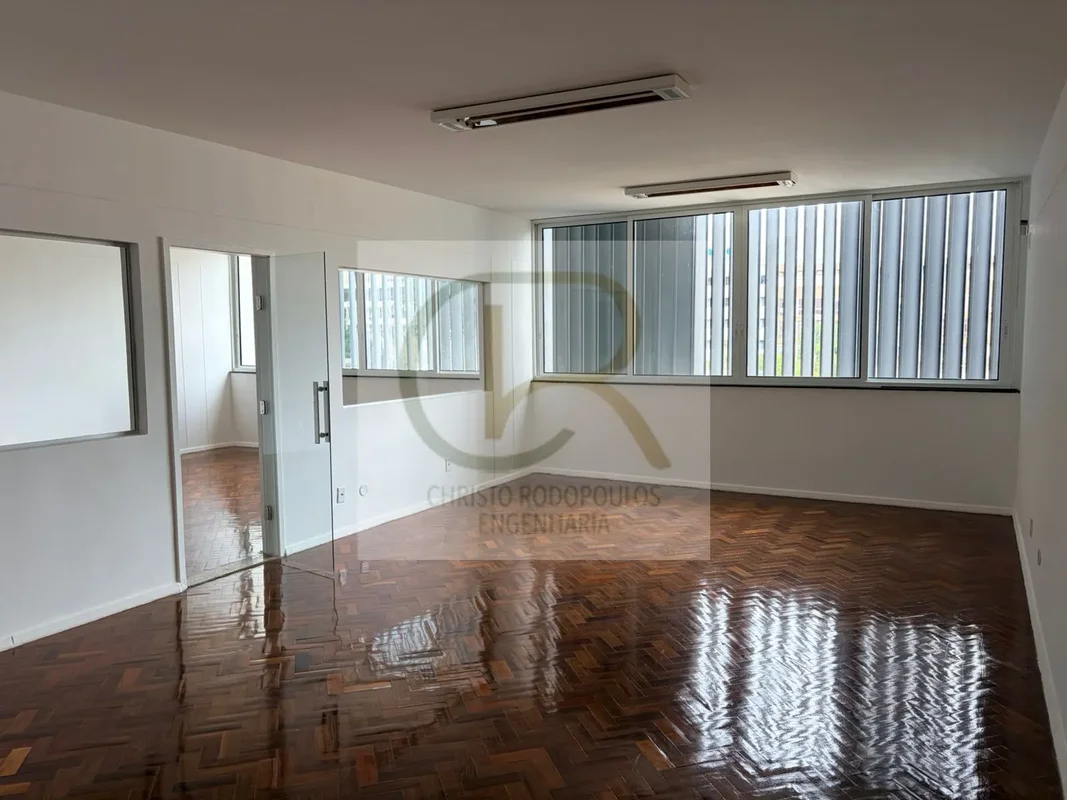 Oportunidade estratégica para o seu negócio! Sala comercial no Edifício Ariston,...