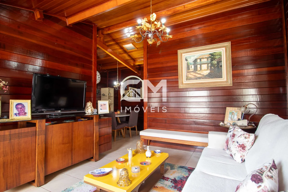 OPORTUNIDADE - Casa Colonial de Madeira Tratada;- Condomínio conceituado;- Const...